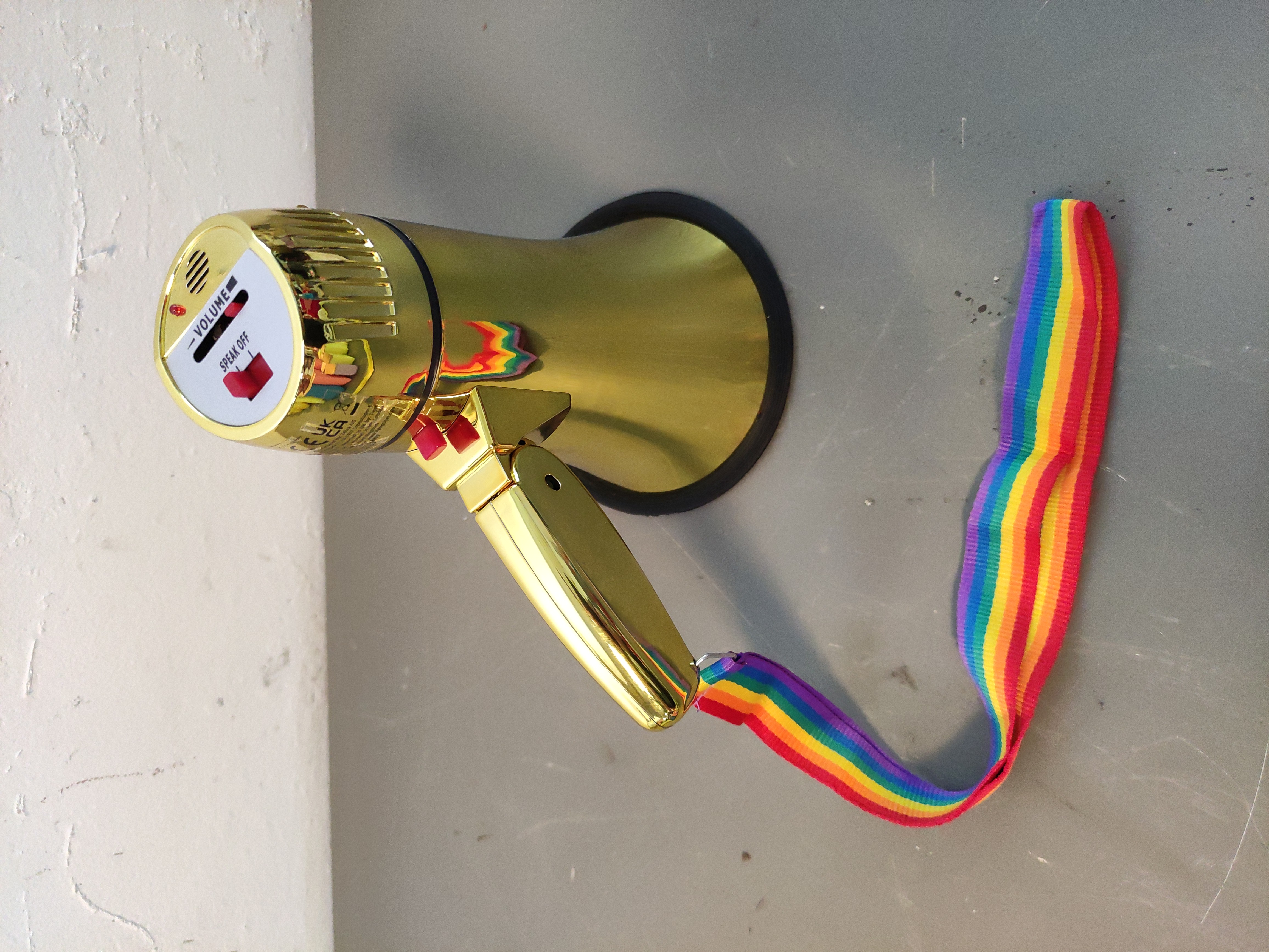 megafono altavoz sonido plastico dorado 20x21x13.8 1u